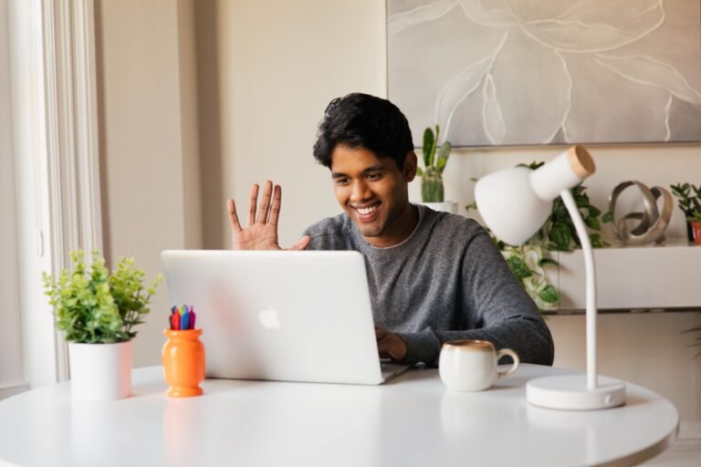 MEI Tem Direito a Férias e Décimo Terceiro Previdenciário 2 microempreendedor feliz trabalhando em seu escritorio
