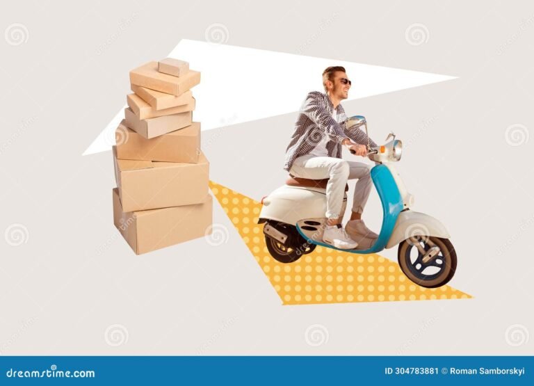 motociclista entregando pacote com sorriso