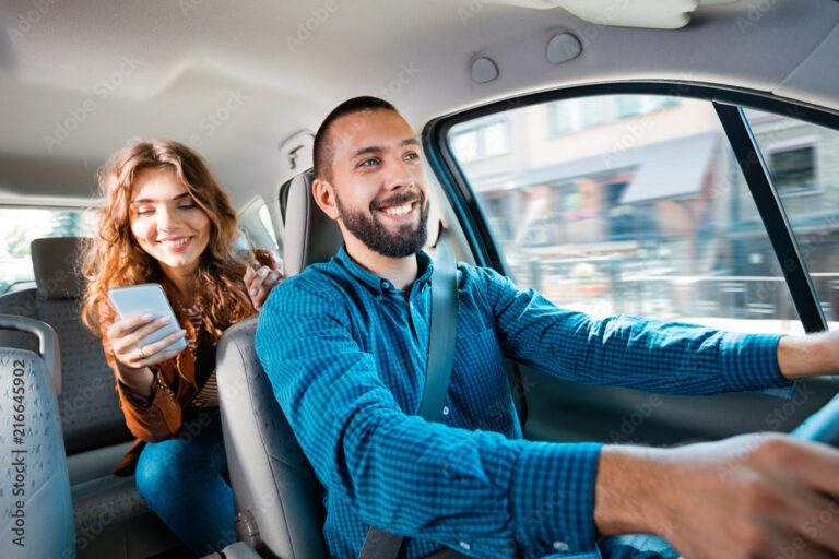 motorista de uber com passageiros felizes sorrindo