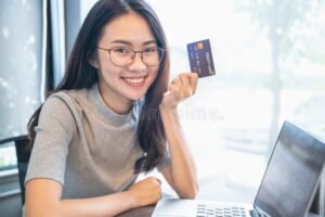 mulher empreendedora feliz com carteira de trabalho
