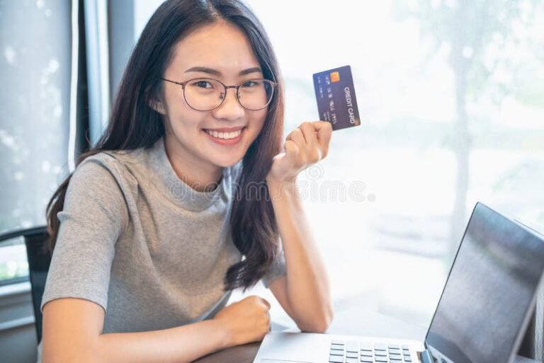 mulher empreendedora feliz com carteira de trabalho