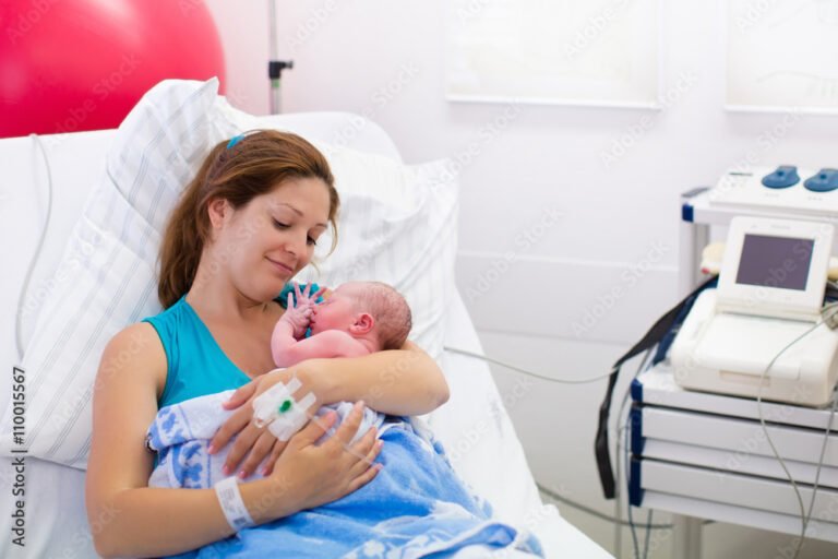 Tenho Direito ao Décimo Terceiro Durante a Licença Maternidade 2 mulher gravida segurando um bebe recem nascido