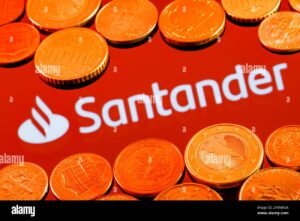 notas e moedas com logo santander em fundo suave
