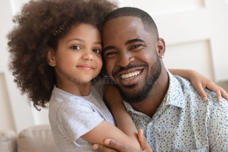 pai sorrindo com filhos em abraco afetuoso