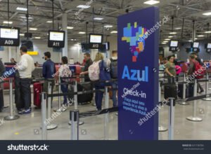 passageiro fazendo check in no aeroporto azul