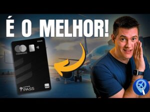 passageiro feliz segurando cartao latam pass