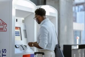 passageiro pagando passagem aerea com cartao