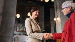 pessoa assinando carta de demissao com sorriso