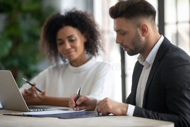 pessoa assinando contrato em agencia bancaria