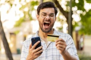 pessoa bloqueando cartao bancario no smartphone