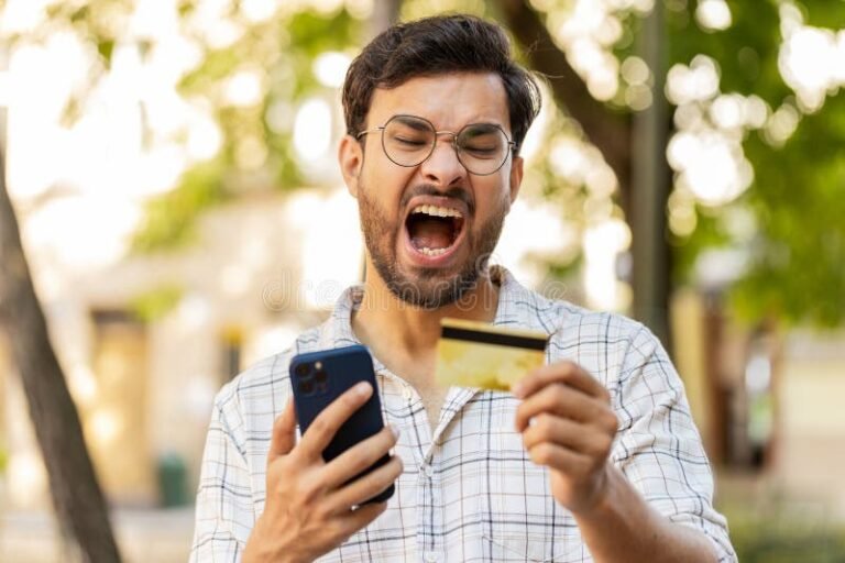 pessoa bloqueando cartao bancario no smartphone