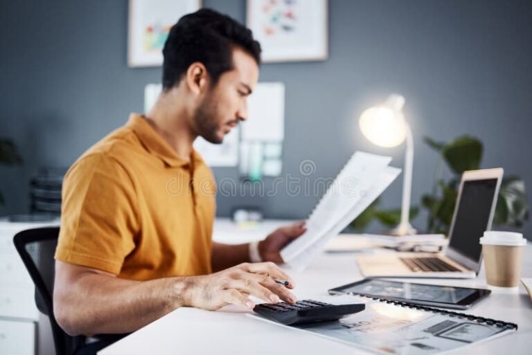 pessoa calculando orcamento com documentos financeiros