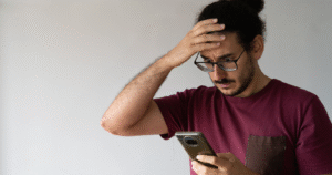 pessoa checando saldo bancario preocupado