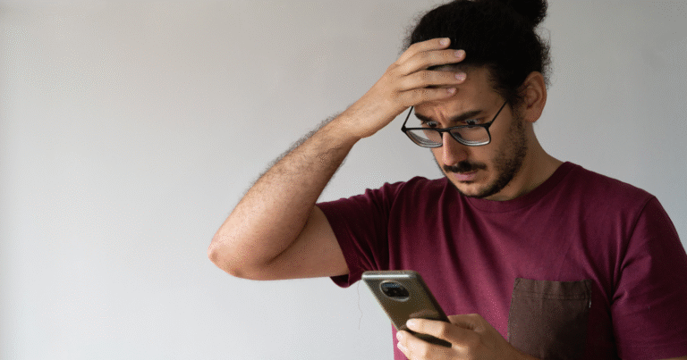 Por Que Minha Dívida Continua No Serasa Mesmo Após Pagar 2 pessoa checando saldo bancario preocupado