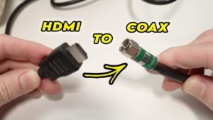 pessoa conectando cabo hdmi na tv comum