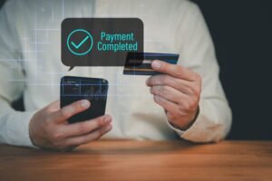 pessoa consultando credito online no celular