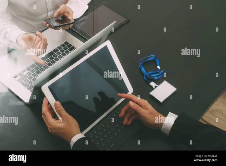 pessoa consultando nome em computador moderno