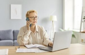 pessoa conversando com documentos e computador