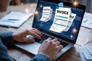 pessoa digitando nota fiscal em computador moderno