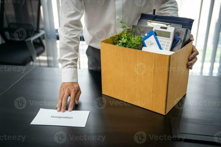 pessoa entregando aviso de demissao no escritorio