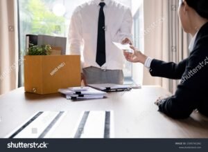 pessoa entregando carta de demissao no escritorio
