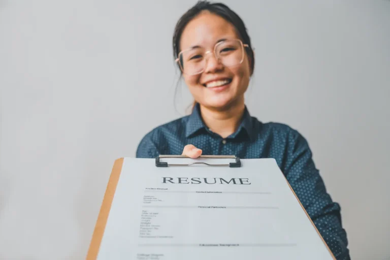 pessoa entregando curriculo com sorriso confiante