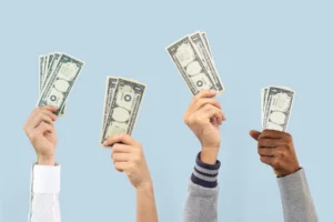 pessoa entregando dados a outra mao aberta