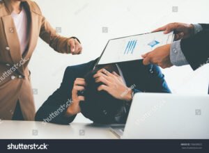 pessoa entregando documentos a empregador triste
