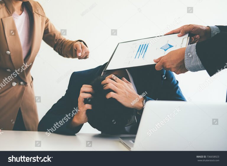 pessoa entregando documentos a empregador triste