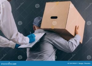 pessoa entregando documentos em balcao de atendimento
