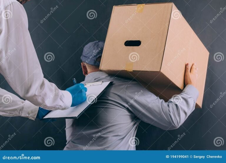 pessoa entregando documentos em balcao de atendimento