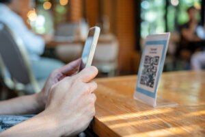 pessoa escaneando qr code com smartphone