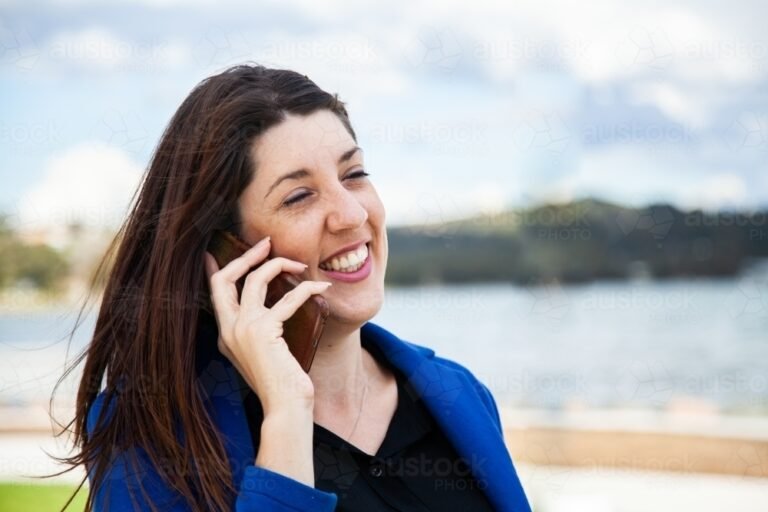 pessoa falando ao telefone com sorriso