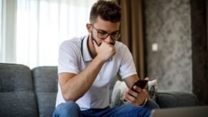 pessoa fechando conta bancaria preocupada