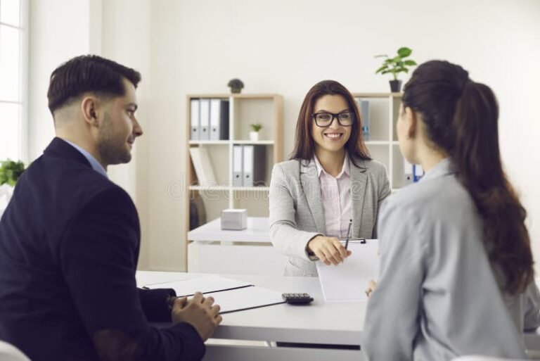 pessoa feliz assinando contrato bancario amigavel
