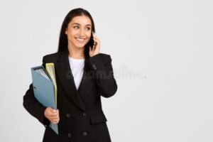 pessoa feliz com documentos limpos na mao