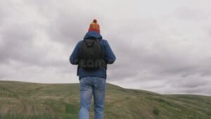 pessoa feliz com mochila e paisagem aberta