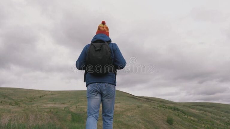 pessoa feliz com mochila e paisagem aberta