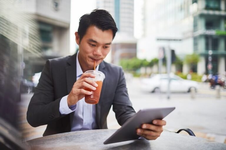 pessoa feliz consultando cpf no celular