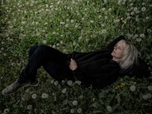 pessoa feliz destruindo boleto de pagamento