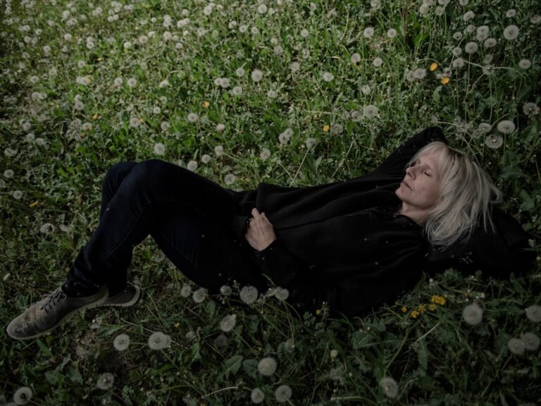 pessoa feliz destruindo boleto de pagamento