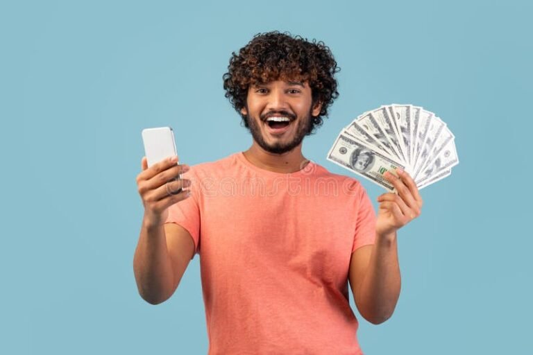 pessoa feliz olhando para celular comemorando dinheiro