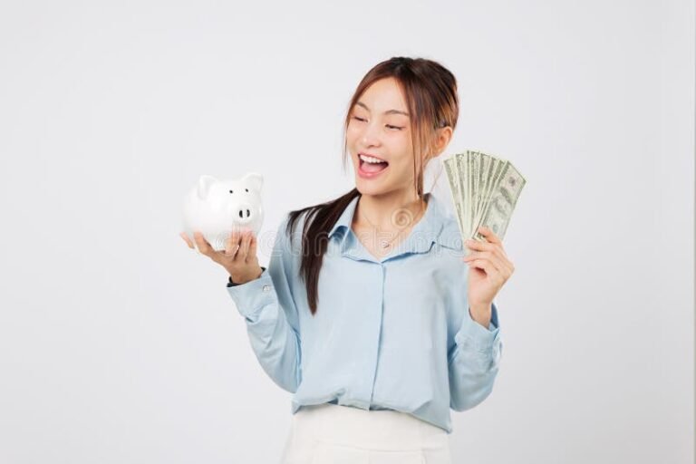pessoa feliz recebendo dinheiro no banco