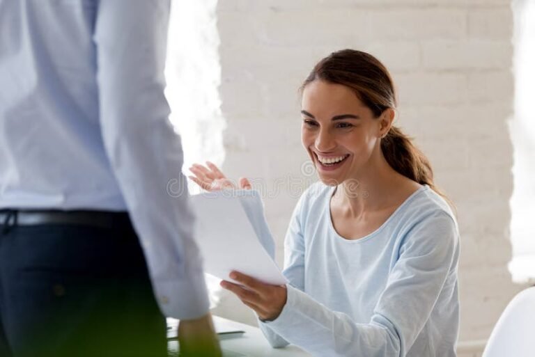 pessoa feliz recebendo salario no escritorio