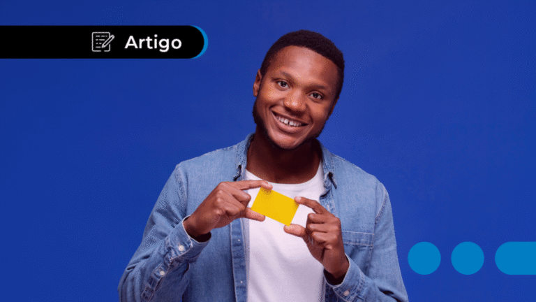 Quem Recebe Bolsa Família Pode Fazer Empréstimo Na Caixa Econômica 2 pessoa feliz segurando cartao bolsa familia