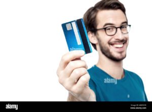 pessoa feliz segurando cartao de credito novo