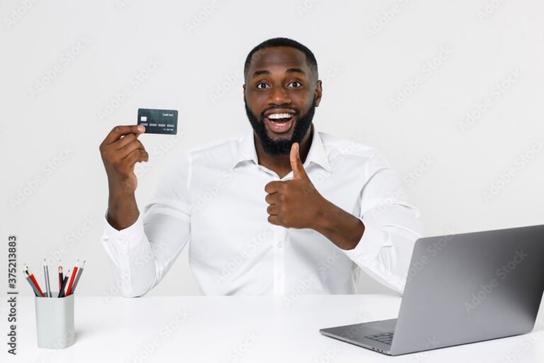 Quem Tem Direito de Receber o PIS e Como Consultar Esse Benefício 5 pessoa feliz segurando carteira de trabalho 1