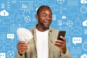 pessoa feliz segurando celular com icones financeiros