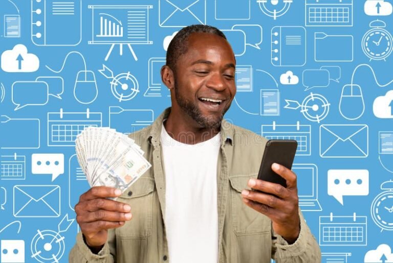 pessoa feliz segurando celular com icones financeiros