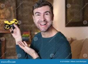 pessoa feliz segurando chave de moto